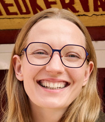 Das Bild zeigt eine Frau die eine Brille von ProDesign Denmark trägt.